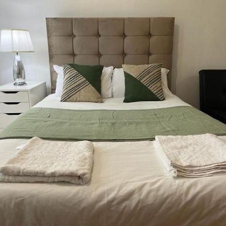 Ensuite With Kitchen Ext Large Room With Balcony In Zone 2 런던 외부 사진