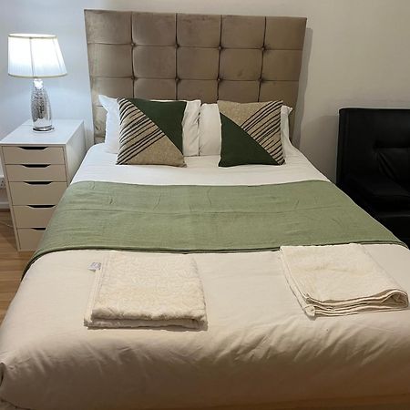Ensuite With Kitchen Ext Large Room With Balcony In Zone 2 런던 외부 사진