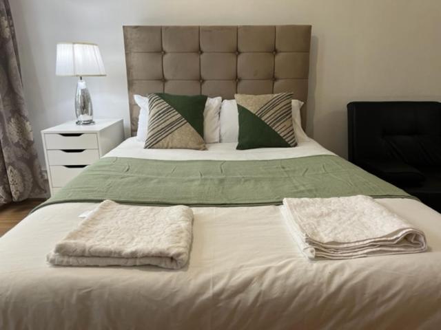 Ensuite With Kitchen Ext Large Room With Balcony In Zone 2 런던 외부 사진