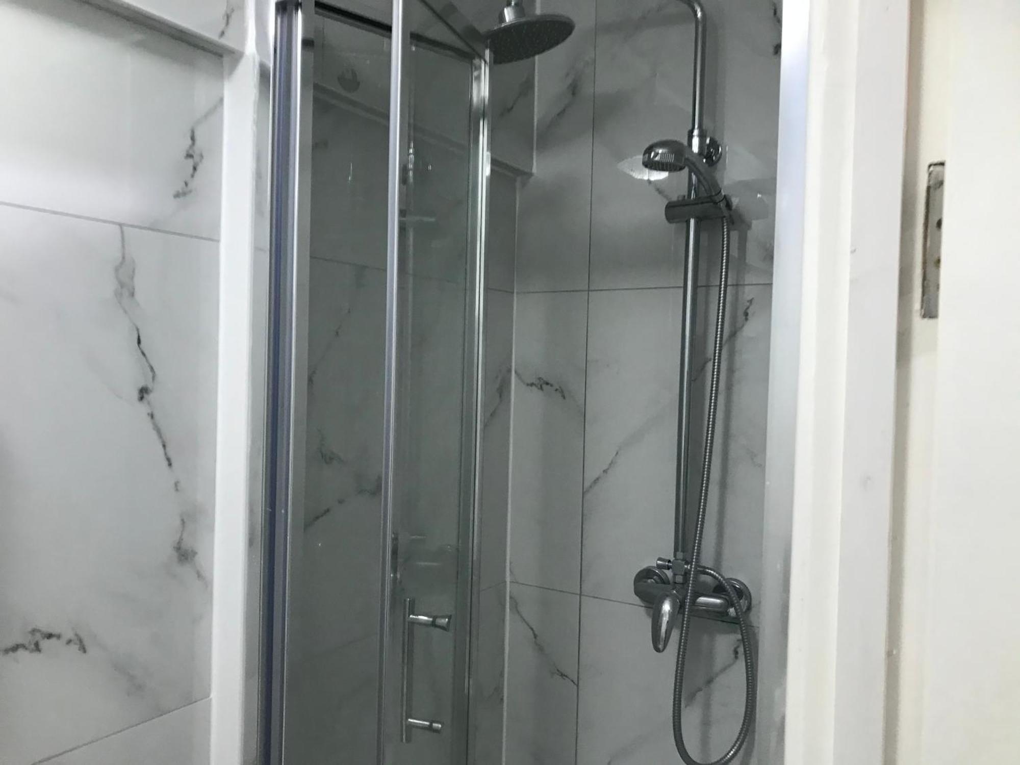 Ensuite With Kitchen Ext Large Room With Balcony In Zone 2 런던 외부 사진