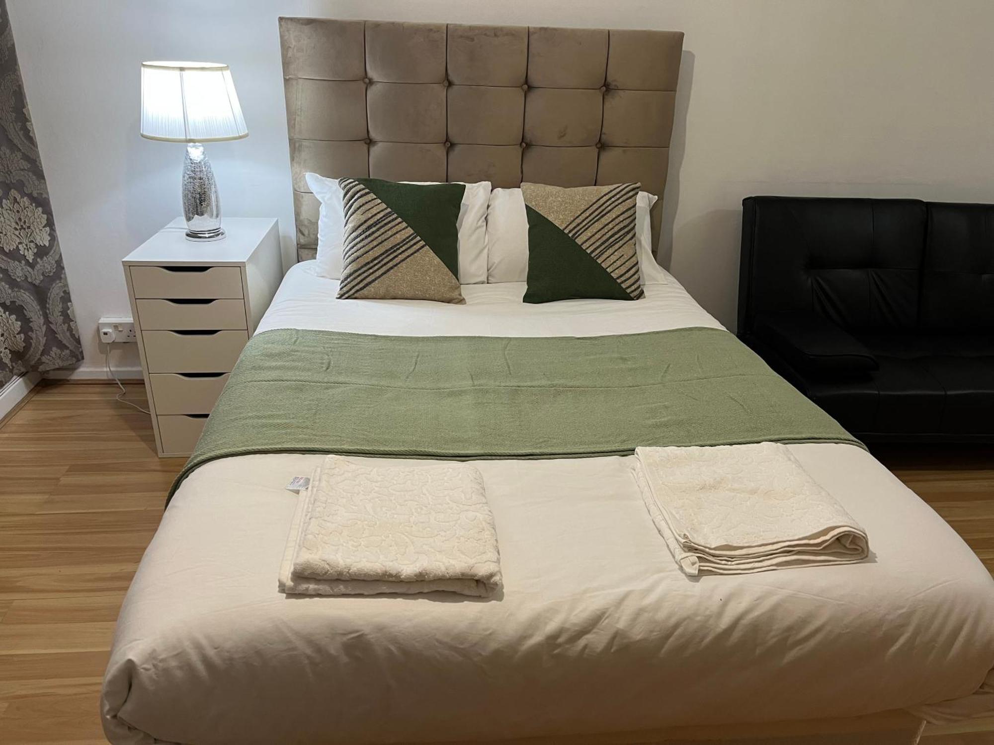 Ensuite With Kitchen Ext Large Room With Balcony In Zone 2 런던 외부 사진