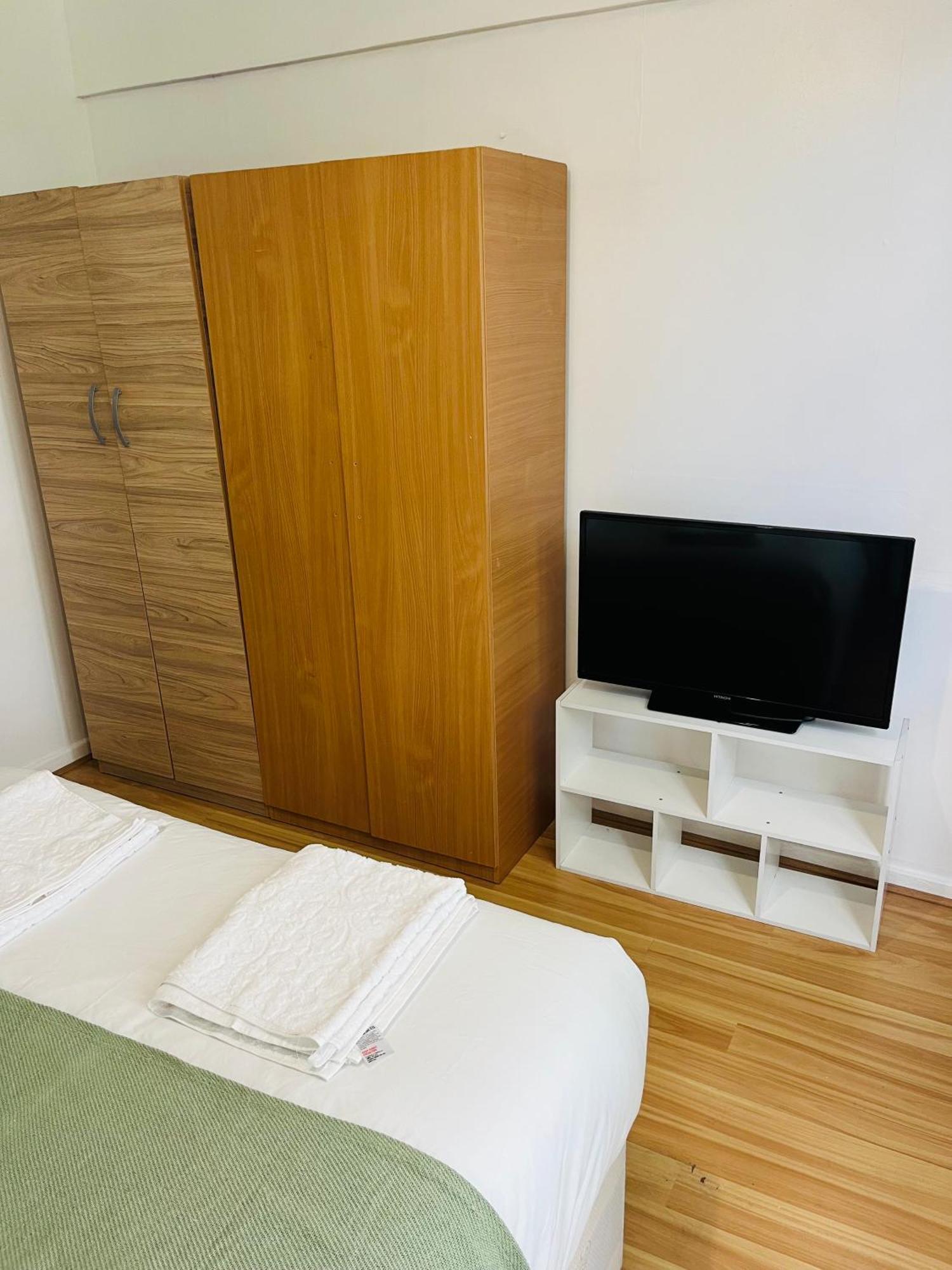 Ensuite With Kitchen Ext Large Room With Balcony In Zone 2 런던 외부 사진
